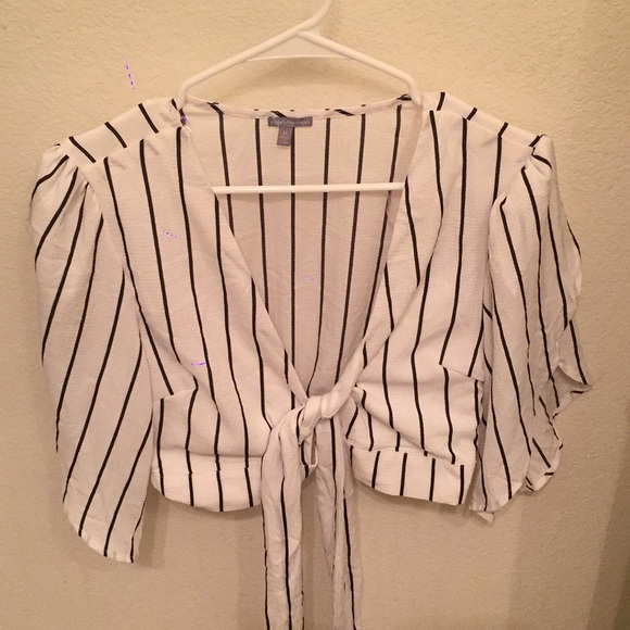 Tops - Cute crop tied shirt